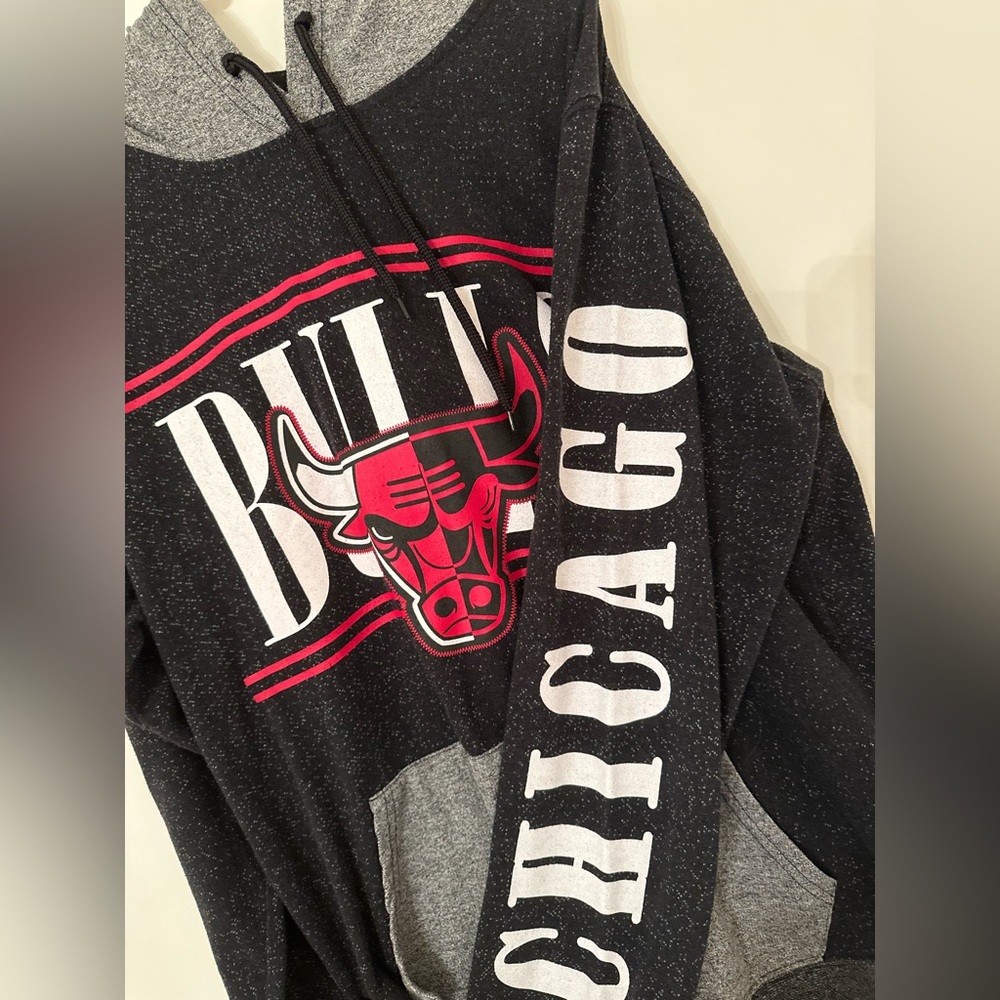 CHICAGO BULLS NBA OFFICIAL SWEATSHIRT